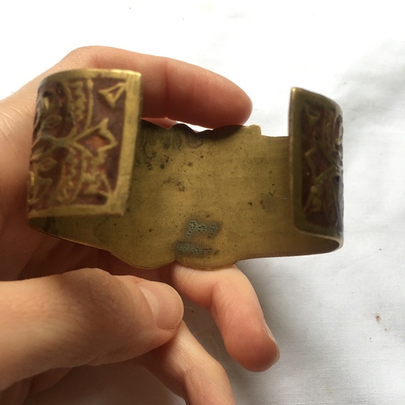 Vintage brass cuff with ornate inlaid detail - Picture 5 of 7